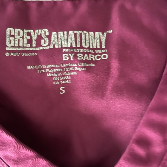 Grey’s Anatomy scrub top Maroon/Wine. small - Picture 2 of 2